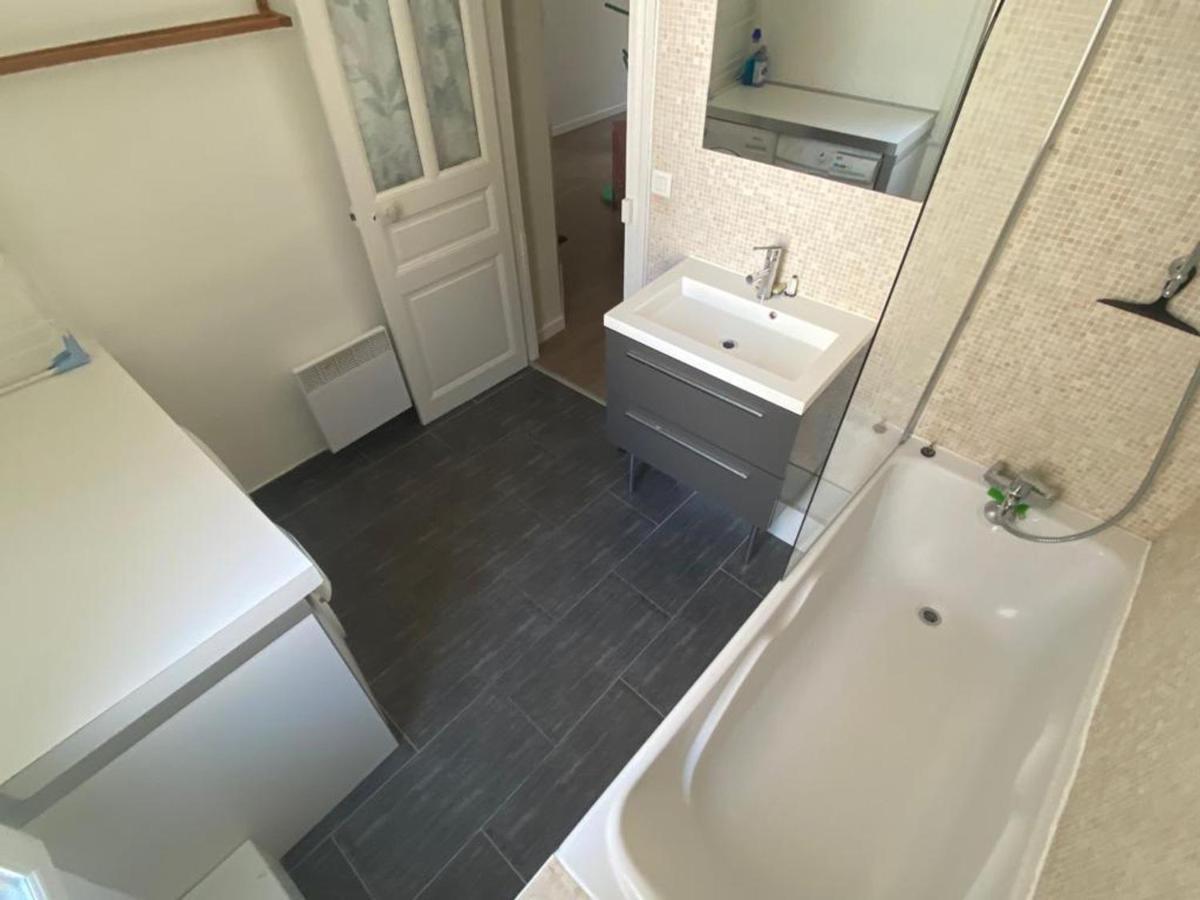 Charmant T3 Lumineux Avec Cuisine Neuve Et Proche Plages A Saint Charles, - Fr-1-239-968 *